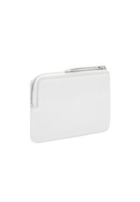 Biała skórzana portmonetka o gładkiej fakturze, prostokątnym kształcie, zamknięciu na zamek i smukłej konstrukcji, ułatwiająca przenoszenie.