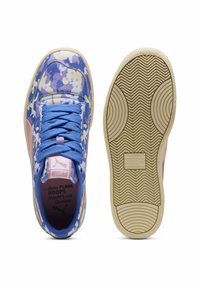 Zapatillas multicolores con un patrón de camuflaje azul, lengüeta acolchada, cierre de cordones y suela de goma con tracción en espiga.