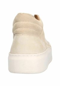 Scarpa slip-on in suede beige con dettagli imbottiti sul retro e una spessa suola in gomma bianca, progettata per comfort e facilità di utilizzo.