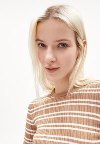 Brauner gestreifter Pullover mit weißen Streifen, mit rundem Ausschnitt und weicher Textur, eng anliegendes Design, das die Detailverarbeitung des Stoffes betont.