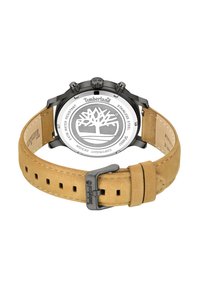 Schwarze Edelstahl-Armbanduhr mit einem strapazierfähigen, tanfarbenen Wildlederarmband, runder Zifferblatt, silbernem Gehäuseboden und Timberland-Logo. Wasserdicht bis 5 ATM.