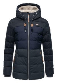 Vadderad jacka i marinblått med en huva i fuskpäls, med dragkedja fram, sidofickor och bruna läderdetaljer.