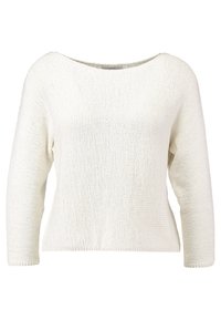 Lätt, vit stickad tröja med bred halsringning och trekvartslånga ärmar, med en lös passform och ett strukturerat mönster genom hela plagget.