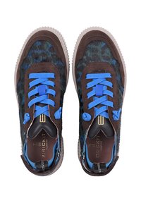 Sneaker allacciate con un design in camouflage marrone, blu e verde, materiali in suede e tessuto, e lacci blu a contrasto.