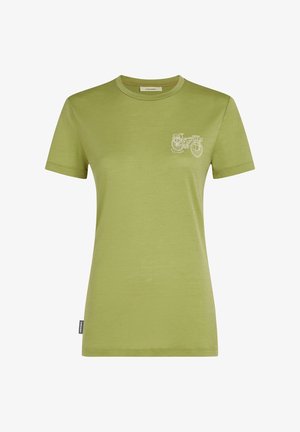 Maglietta a maniche corte, colletto tondo, di un verde oliva chiaro, con una grafica di una bicicletta bianca sul lato sinistro del petto e un'etichetta tessuta sul lato.