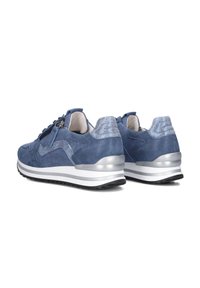 Blauwe suède en stoffen sneakers met een gestructureerd ontwerp, zilveren accenten, een gevoerde kraag en een witte tussenzool met een zwarte buitenzool.