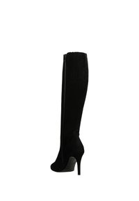 Bottes noires montantes en daim. Présentent un design élégant, un talon aiguille haut et une fermeture éclair latérale intégrale pour un enfilage facile.