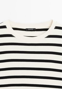 Gestreepte sweater in wit en zwart, met een ronde hals en een zachte textuur. Label vermeldt "Massimo Dutti," wat de Portugese oorsprong aangeeft.