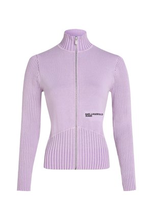 Gilet zippé lavande avec une texture côtelée, un col montant et des manches longues. Caractérisé par un logo sur le devant et une silhouette ajustée.