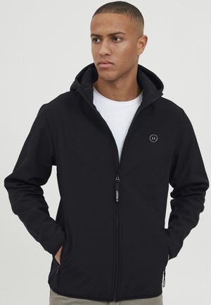 Schwarze Zip-Jacke mit Kapuze, aus glattem Stoff. Verfügt über ein kleines Logo auf der Brust und mit Reißverschlüssen versehene Taschen zur Aufbewahrung.