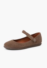 Braune Wildleder-Mary-Jane-Schuhe mit runder Spitze, verstellbarem Riemen und beigem Innenfutter. Niedrige Gummisohle, einfaches Design, ohne Verzierungen.