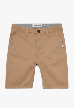 Pantalones cortos beige de corte recto hasta la rodilla, con bolsillos delanteros, cierre de botones, trabillas para cinturón y una pequeña etiqueta con logo en el bolsillo derecho.