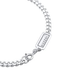Bracciale a catena d'argento con maglie ovali, caratterizzato da una targhetta rettangolare incisa con la scritta "Kuzzoí" e un fermaglio a moschettone. Texture liscia e lucida.