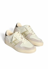 Beige en crèmekleurige sneakers van leer en suède, met een ronde neus, vetersluiting en zijstreepjes in een contrasterende kleur.