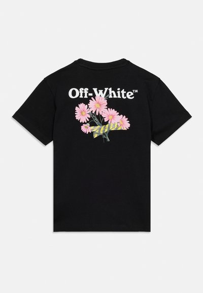 Μαύρο κοντομάνικο μπλουζάκι με την επιγραφή «Off-White», που φέρει στο πίσω μέρος γραφικό με ροζ λουλούδια κολλημένα με κίτρινη και μαύρη ταινία προειδοποίησης.