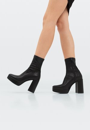 Stradivarius, Bottines à talons hauts - black