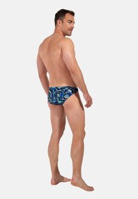 Heren zwemslips in een multikleurig ontwerp met blauwe, groene en gele tinten, gemaakt van een gladde, elastische stof en met een aansluitende pasvorm.