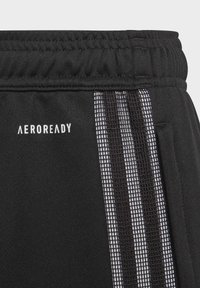 Pantalones deportivos negros con paneles laterales de malla transpirable, que presentan tres franjas verticales blancas y un logo "AEROREADY" en blanco.