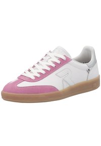 Bílé tenisky s růžovými semišovými akcenty, šněrovacím designem a gumovou podrážkou. Obsahují vyvýšené logo na boku a hladký povrch.