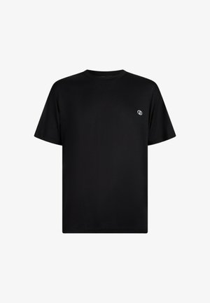 T-shirt in cotone nero con maniche corte, scollo rotondo e un piccolo logo sul lato sinistro del petto; texture liscia e vestibilità regolare.