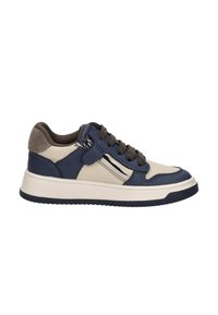Sneaker met een marineblauw leren bovenwerk en crèmekleurige accenten. Voorzien van een grijze suède hiel, donkerbruine veters en een rubberen zool met een gestructureerde grip.