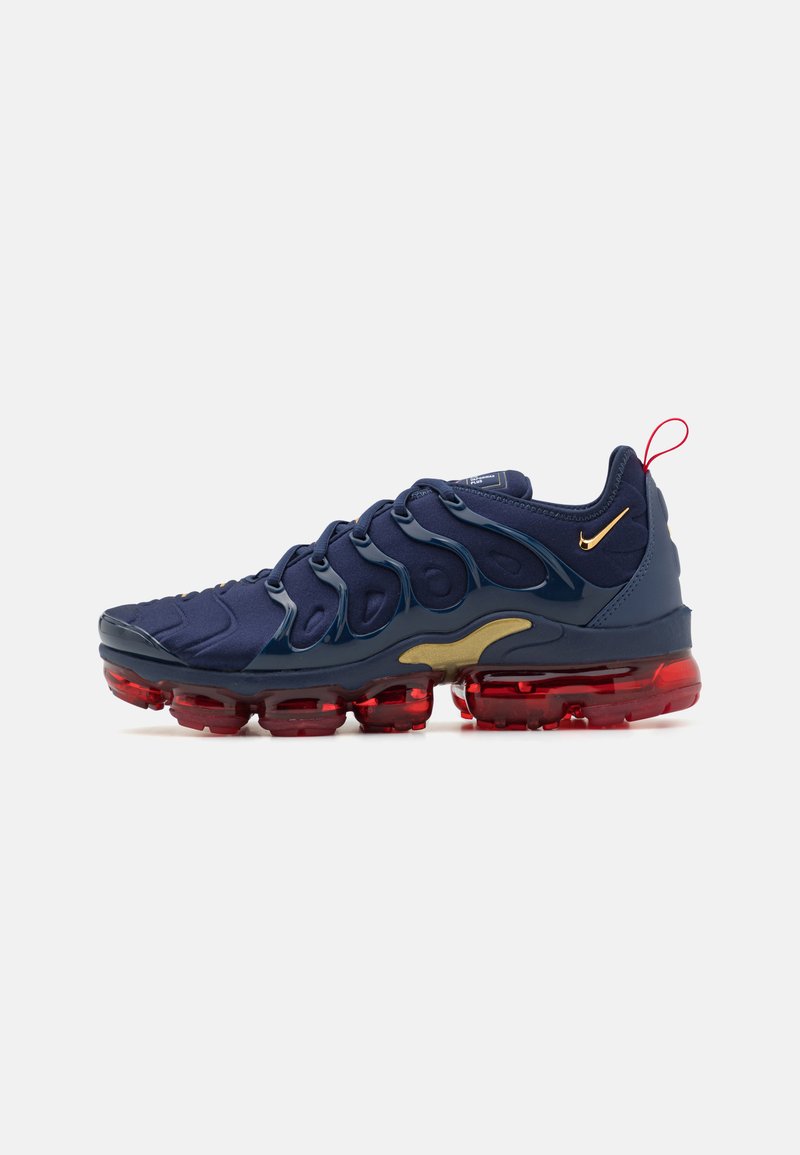 Nike Sportswear - AIR VAPORMAX PLUS - Športni copati - midnight navy/metallic gold/black/university red, Povečajte