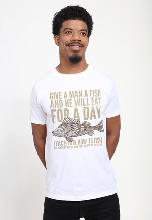 Hvid bomulds t-shirt med fed sort og guld tekst samt en illustration af en fisk, med en afslappet pasform og korte ærmer.