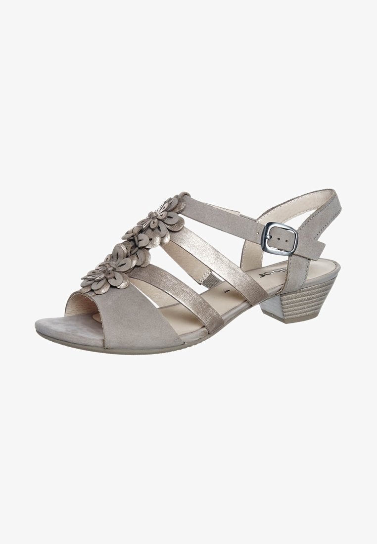 Sandale beige à bout ouvert avec talon bloc bas, trois brides ornées de décorations florales et bride de cheville ajustable avec boucle.