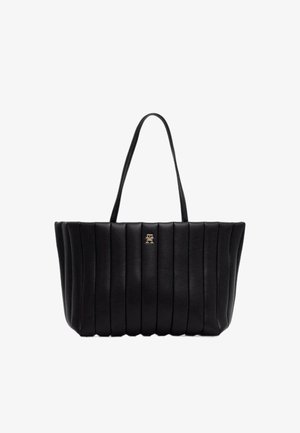 Zwarte leren draagtas met een geplooid ontwerp, twee lange handvatten, een gouden logo-accent aan de voorkant en een ruime binnenkant.