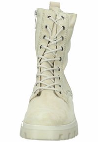 Stivale in suede beige chiaro con lacci, suola di gomma spessa e zip laterale, visto di fronte.