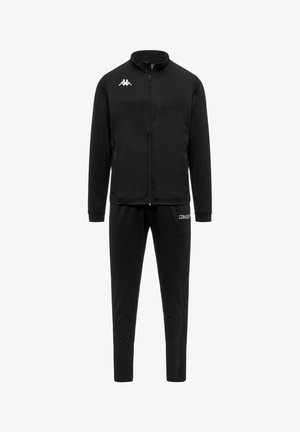 Survêtement noir Kappa avec veste zippée et pantalon assorti, avec logo blanc sur la poitrine de la veste et la cuisse du pantalon.