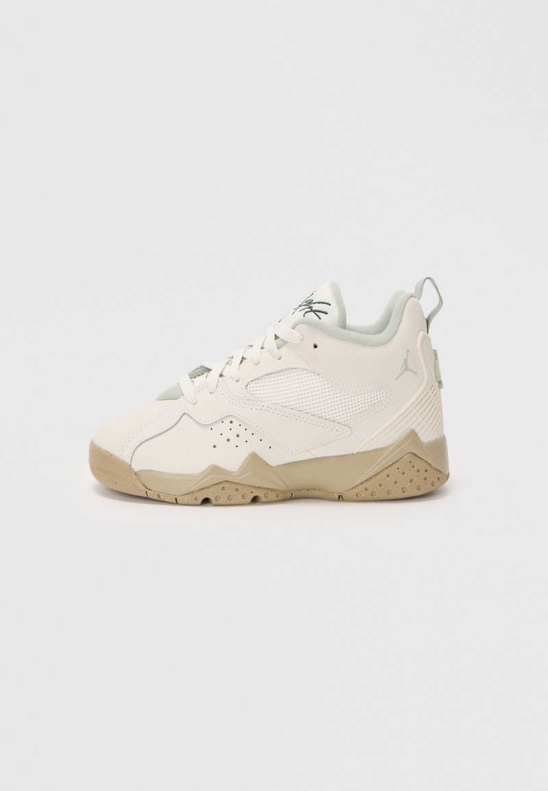 Baskets montantes blanches et beiges avec lacets, panneau latéral en mesh et logo Jumpman sur le talon et la languette, sur fond gris clair.