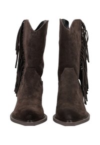 Botas de tobillo de ante marrón con flecos, puntera afilada y cortes en forma de V. Cuentan con suelas de cuero suave y un exterior texturizado.