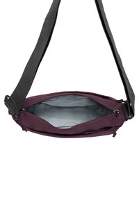 Lila Nylon Umhängetasche mit grauem Innenfutter, Reißverschluss und verstellbarem schwarzen Schulterriemen. Sie verfügt über eine glatte Textur und ein minimalistisches Design.