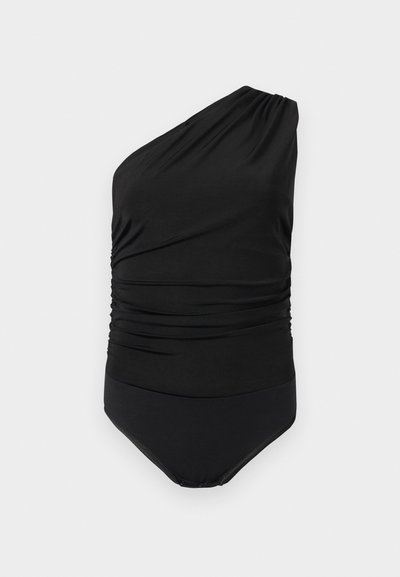 Μαύρο μαγιό με ένα ώμο και ρυτιδωτό σχέδιο, ασύμμετρο ντεκολτέ και λείο κάτω μέρος σε λευκό φόντο.