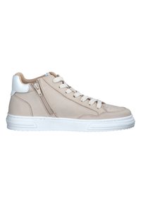 Sneaker high-top in pelle beige con suola in gomma bianca, dotato di zip laterale, lacci frontali e dettagli forati sulla punta.