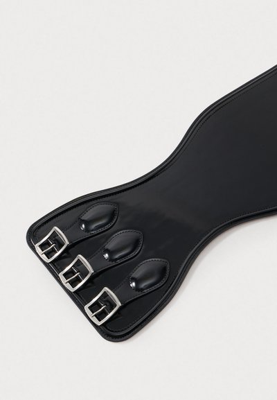 Zwarte leren accessoire met een gladde textuur, voorzien van drie ovale gespen en duidelijke randen, geaccentueerd door zilverkleurige hardware.