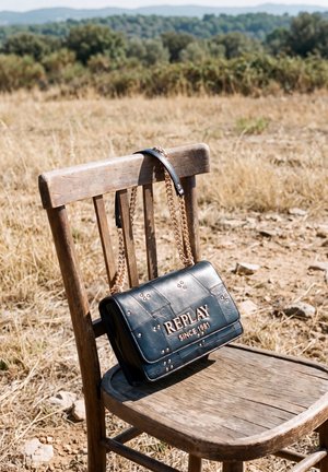 Replay, PURSE - Sac à main - black gold c h