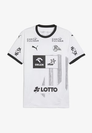 Witte sporttrui met zwarte kraag en mouwafwerking, voorzien van het Puma-logo, het embleem van THW Kiel en de sponsoren Lotto, Orlen, Star, Chefs Culinar en Haix.
