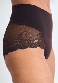 Spanx SPANXSUPERSMOOTH™ UNDIE-TECTABLE® LACE HI-HIPSTER - Bikses - truffle brown