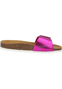 Infradito metallici rosa con suola in sughero, suola in gomma bianca e un'accattivante fibbia decorativa. Punta arrotondata e design piatto.