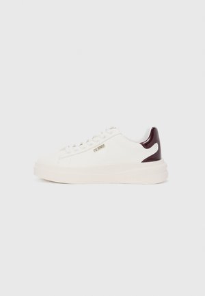Sneaker bianco in tela con suola spessa bianca, caratterizzata da un accento bordeaux sul tallone e un marchio in metallo sul lato. Design semplice con lacci.