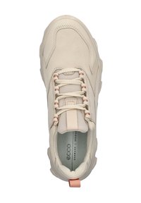 Sneaker beige con una toma superiore in pelle liscia, dettagli in rete e suola in gomma testurizzata. Presenta lacci tono su tono e una linguetta sul tallone rosa.