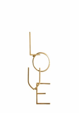 Verticale metalen wanddecoratie die het woord "LOVE" in gouden kleur spelt, waarbij elke letter verbonden is in een minimalistisch ontwerp op een witte achtergrond.