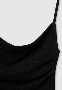 Czarna, bezrękawnikowa sukienka o miękkiej, błyszczącej teksturze i drapowanym kroju. Posiada marszczenia po bokach, które dodają wymiaru.