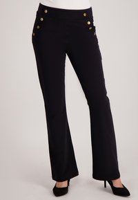 Zwarte stretchstof broek met een aangesloten taille, uitlopende pijpen en decoratieve gouden knopen op de voorzakken. Gladde textuur.