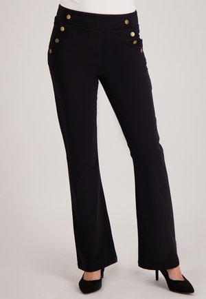 Zwarte stretchstof broek met een aangesloten taille, uitlopende pijpen en decoratieve gouden knopen op de voorzakken. Gladde textuur.