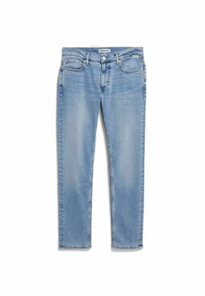 Jean en denim bleu clair avec une coupe droite, cinq poches, passants pour ceinture et un léger effet délavé. Dispose d'une braguette à boutons et de surpiqûres contrastantes.