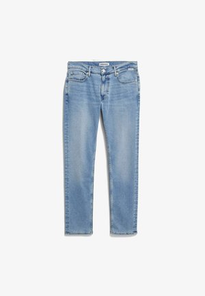 Jean en denim bleu clair avec une coupe droite, cinq poches, passants pour ceinture et un léger effet délavé. Dispose d'une braguette à boutons et de surpiqûres contrastantes.