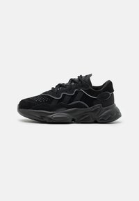 adidas Originals - OZWEEGO UNISEX - Sporta apavi - core black/night metallic Miniatūras attēls 1